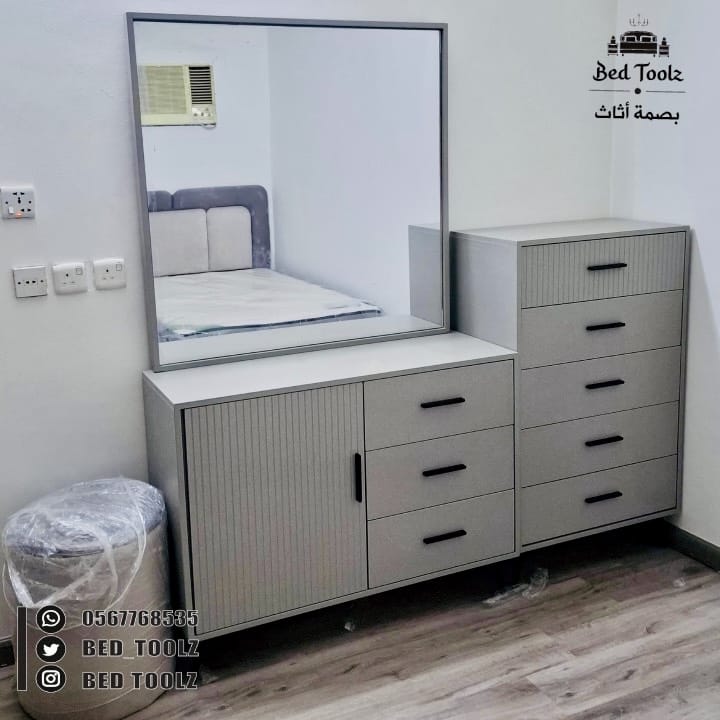 غرفة نوم رمادية مودرن