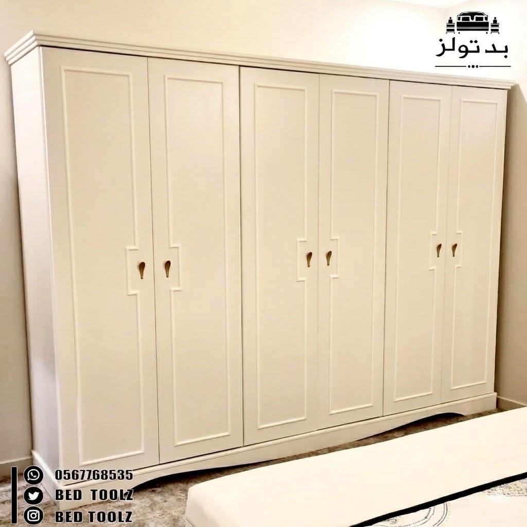 غرفة نوم فيكتورية كلاسيكية باللون الكريمي
