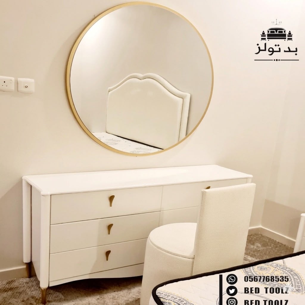 غرفة نوم فيكتورية كلاسيكية باللون الكريمي
