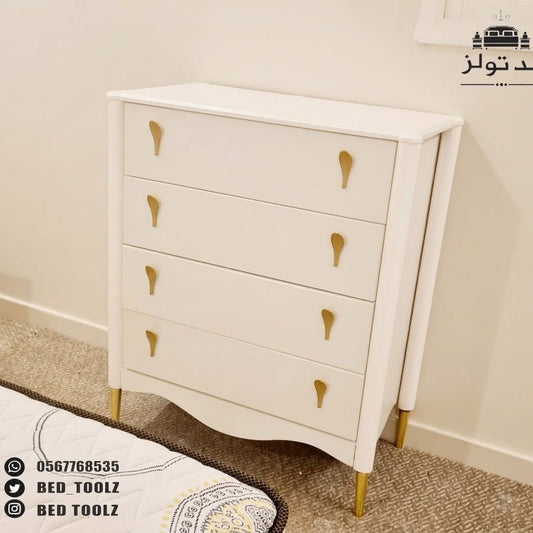غرفة نوم فيكتورية كلاسيكية باللون الكريمي