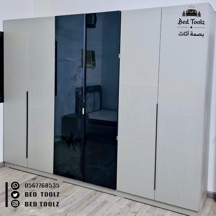 غرفة نوم رمادية مودرن