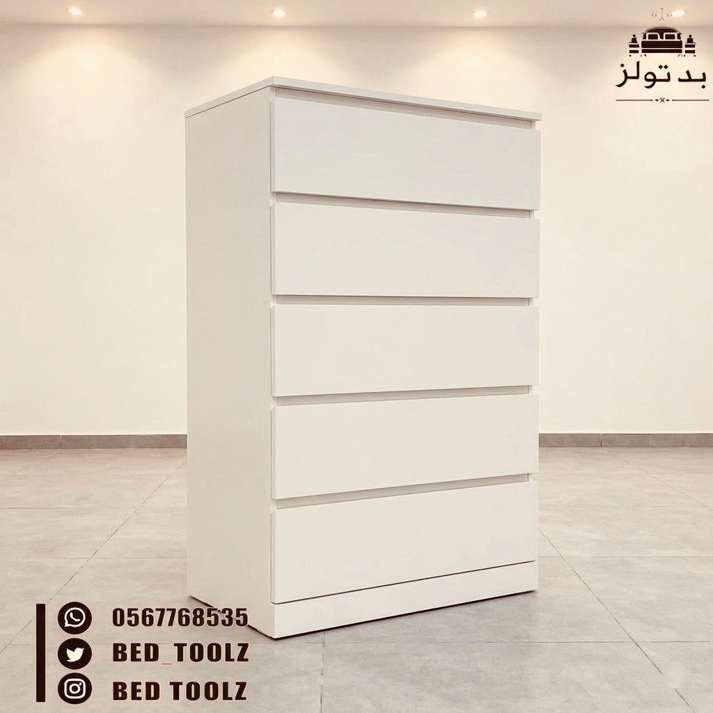 غرفة نوم كريمية بلمسات داكنة عصرية