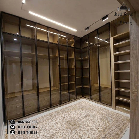 دولاب ملابس كبير بمساحات كبيره
